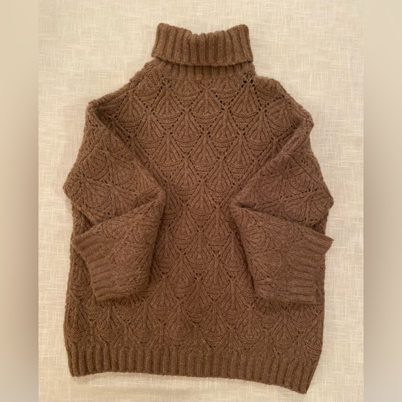 POL Sweaters - POL Women’s Long Sleeve Turtleneck Sweater. Size Medium. Color tan